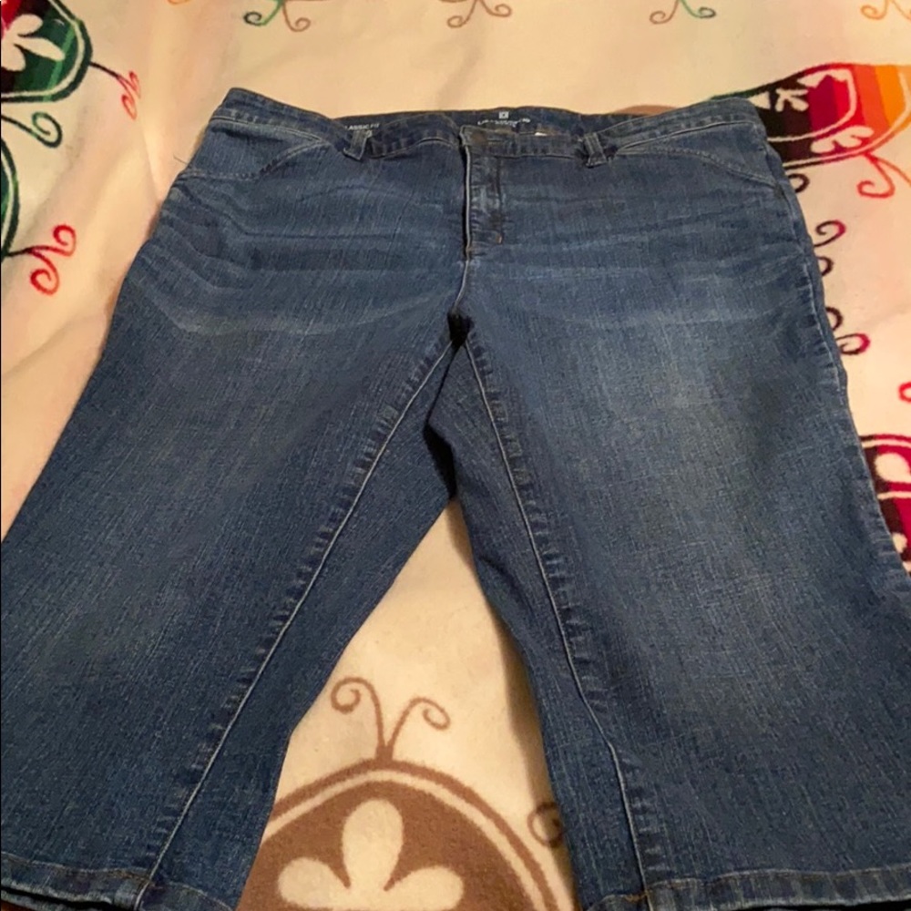 Liz Claiborne a women’s cropped Jeans.